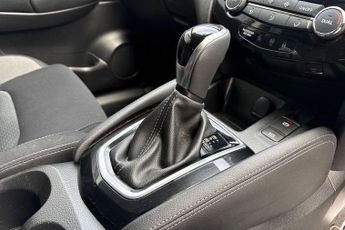 Nissan Qashqai 1.3 DiG-T (160ps) N-Connecta [Glass Roof]