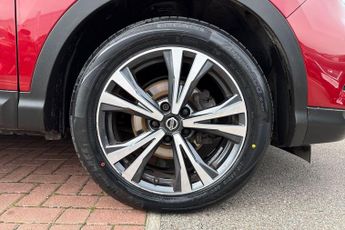 Nissan Qashqai 1.3 DiG-T (160ps) N-Connecta [Glass Roof]