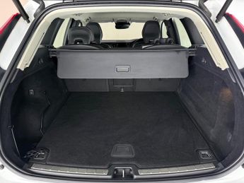 Volvo XC60 2.0 B5 MHEV Momentum Auto AWD Euro 6 (s/s) 5dr