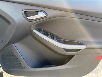 Ford Focus 1.0T EcoBoost Titanium Navigator Euro 5 (s/s) 5dr