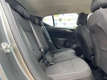 Vauxhall Astra 1.6 CDTi BlueInjection SRi Nav Auto Euro 6 (s/s) 5dr