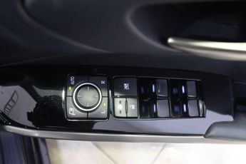Lexus IS 2.5 300h Luxury Saloon 4dr Petrol Hybrid E-CVT Euro 6 (s/s) (223