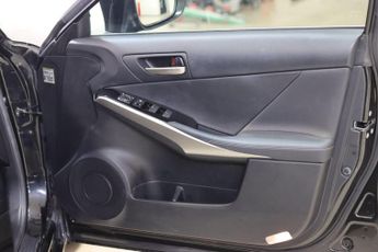 Lexus IS 2.5 300h Luxury Saloon 4dr Petrol Hybrid E-CVT Euro 6 (s/s) (223