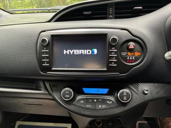 Toyota Yaris 1.5 VVT-h Blue Bi-Tone E-CVT Euro 6 (s/s) 5dr