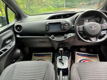 Toyota Yaris 1.5 VVT-h Blue Bi-Tone E-CVT Euro 6 (s/s) 5dr