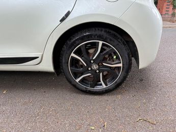 Toyota Yaris 1.5 VVT-h Blue Bi-Tone E-CVT Euro 6 (s/s) 5dr