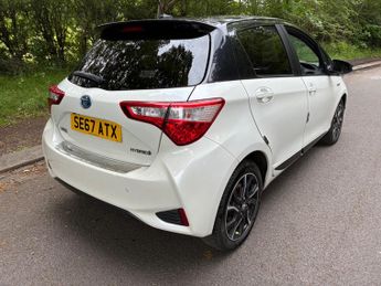 Toyota Yaris 1.5 VVT-h Blue Bi-Tone E-CVT Euro 6 (s/s) 5dr
