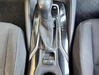 Toyota Corolla 1.8 VVT-h Design CVT Euro 6 (s/s) 5dr