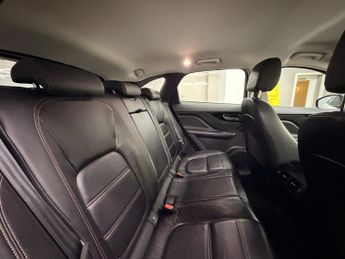 Jaguar F-PACE 2.0 D180 Prestige Auto AWD Euro 6 (s/s) 5dr