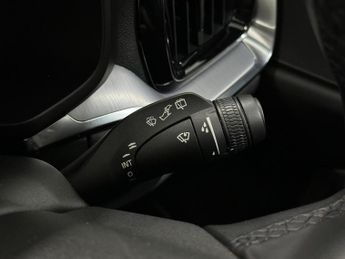 Volvo V60 2.0 B4 MHEV Momentum Auto Euro 6 (s/s) 5dr