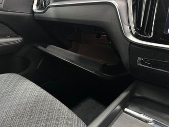 Volvo V60 2.0 B4 MHEV Momentum Auto Euro 6 (s/s) 5dr