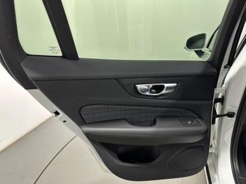 Volvo V60 2.0 B4 MHEV Momentum Auto Euro 6 (s/s) 5dr