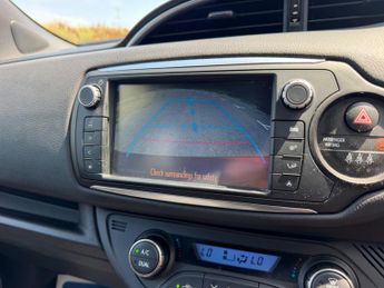 Toyota Yaris 1.5 VVT-h Design E-CVT Euro 6 5dr