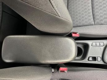 Toyota Yaris 1.5 VVT-h Design Hatchback 5dr Petrol Hybrid E-CVT Euro 6 (s/s) 