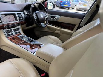 Jaguar XF 2.2d Premium Luxury Auto Euro 5 (s/s) 4dr