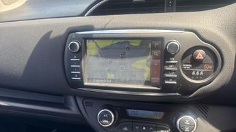 Toyota Yaris 1.5 VVT-h Y20 Bi-tone E-CVT Euro 6 (s/s) 5dr