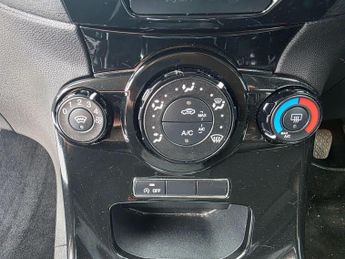 Ford Fiesta 1.0T EcoBoost Zetec Euro 5 (s/s) 5dr