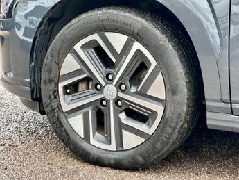 Hyundai KONA 64kWh Premium Auto 5dr (10.5kW Charger)