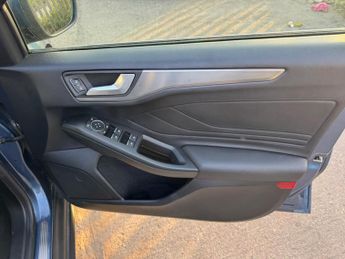 Ford Focus 1.0T EcoBoost Titanium Auto Euro 6 (s/s) 5dr