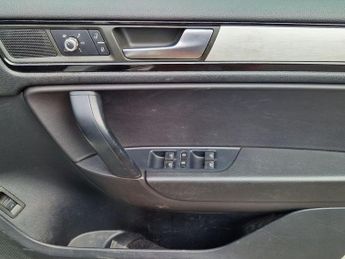 Volkswagen Touareg 3.0 TDI V6 BlueMotion Tech R-Line Tiptronic 4WD Euro 5 (s/s) 5dr