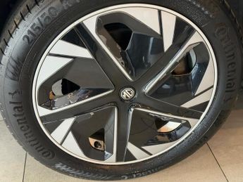 MG MG4 64kWh Trophy Long Range Auto 5dr