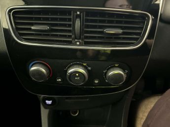 Renault Clio 0.9 TCe Iconic Hatchback 5dr Petrol Manual Euro 6 (s/s) (75 ps)