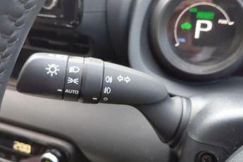Toyota Yaris 1.5 VVT-h Design E-CVT Euro 6 (s/s) 5dr
