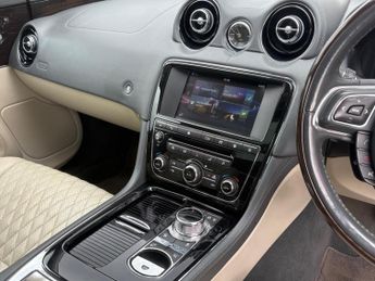 Jaguar XJ 3.0d V6 Autobiography Saloon 4dr Diesel Auto Euro 6 (s/s) (LWB) 