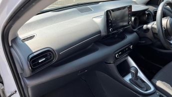 Toyota Yaris 1.5 VVT-h Design E-CVT Euro 6 (s/s) 5dr