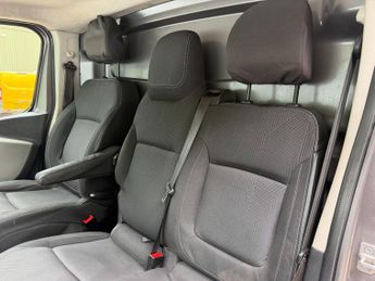 Renault Trafic 1.6 dCi 27 Sport Nav Panel Van 5dr Diesel Manual SWB Standard Ro