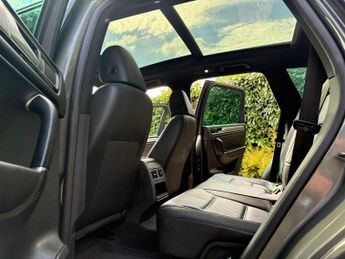 Volkswagen Touareg 3.0 TDI V6 BlueMotion Tech R-Line Tiptronic 4WD Euro 6 (s/s) 5dr