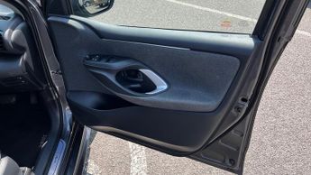 Toyota Yaris 1.5 VVT-h Design E-CVT Euro 6 (s/s) 5dr