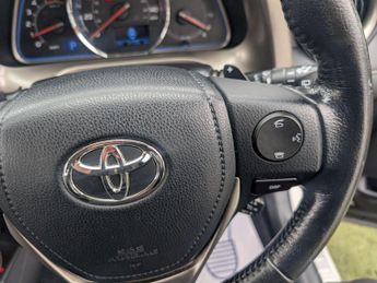 Toyota RAV4 2.2 D-CAT Invincible Auto 4WD Euro 5 5dr
