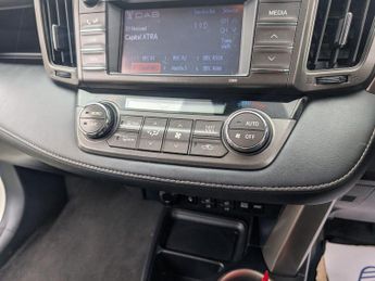Toyota RAV4 2.2 D-CAT Invincible Auto 4WD Euro 5 5dr
