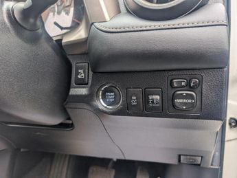 Toyota RAV4 2.2 D-CAT Invincible Auto 4WD Euro 5 5dr