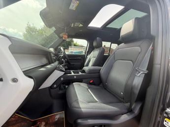 Land Rover Defender 110 3.0 D300 MHEV X-Dynamic SE Auto 4WD Euro 6 (s/s) 5dr