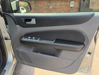 Ford Focus 1.6 Titanium 5dr