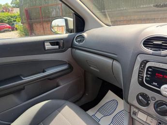 Ford Focus 1.6 Titanium 5dr