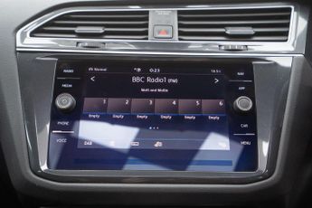 Volkswagen Tiguan 2.0 TDI R-Line DSG Euro 6 (s/s) 5dr