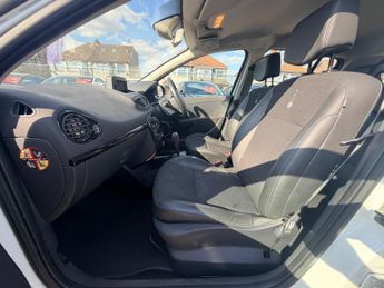Renault Clio 1.6 VVT Dynamique TomTom Auto Euro 5 5dr