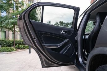 Mercedes-Benz GLA 1.6 GLA180 Urban Edition 7G-DCT Euro 6 (s/s) 5dr