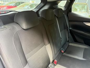 Nissan Qashqai 1.2 DIG-T N-Connecta XTRON Euro 6 (s/s) 5dr