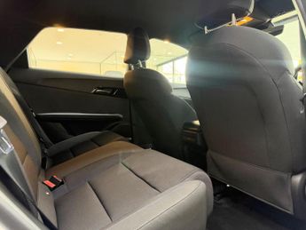 MG MG4 64kWh SE Long Range Auto 5dr