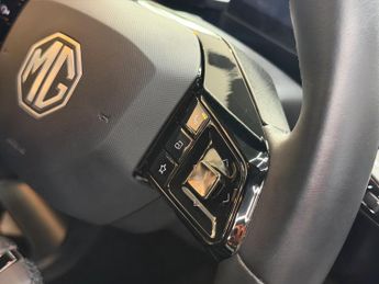 MG MG4 64kWh SE Long Range Auto 5dr