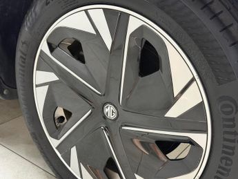 MG MG4 64kWh SE Long Range Auto 5dr