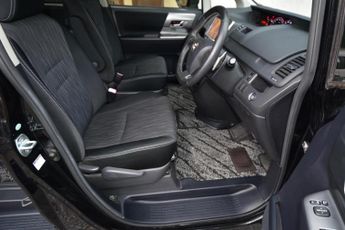 Toyota Voxy 2.0 ZS - Kiramaki Edition - Swivel Seats