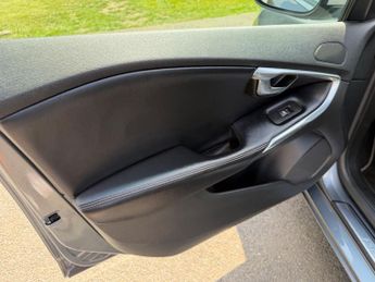 Volvo V40 2.0 D3 R-Design Pro Auto Euro 6 (s/s) 5dr