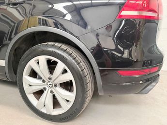 Volkswagen Touareg 3.0 TDI V6 BlueMotion Tech R-Line Tiptronic 4WD Euro 5 (s/s) 5dr