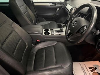 Volkswagen Touareg 3.0 TDI V6 BlueMotion Tech R-Line Tiptronic 4WD Euro 5 (s/s) 5dr