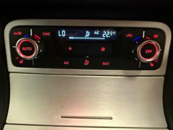 Volkswagen Touareg 3.0 TDI V6 BlueMotion Tech R-Line Tiptronic 4WD Euro 5 (s/s) 5dr